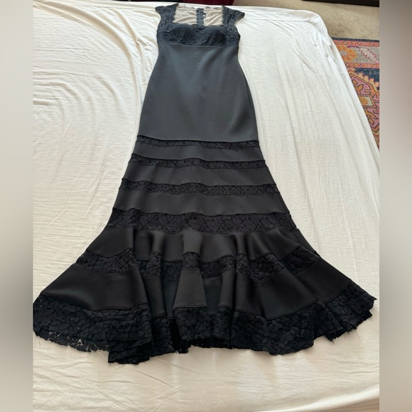 STUNNING MATTE JERSEY BLACK SQUARE NECK GOWN W/LACE INSERTS SZ 6 MINT CONDITION - Picture 6 of 9